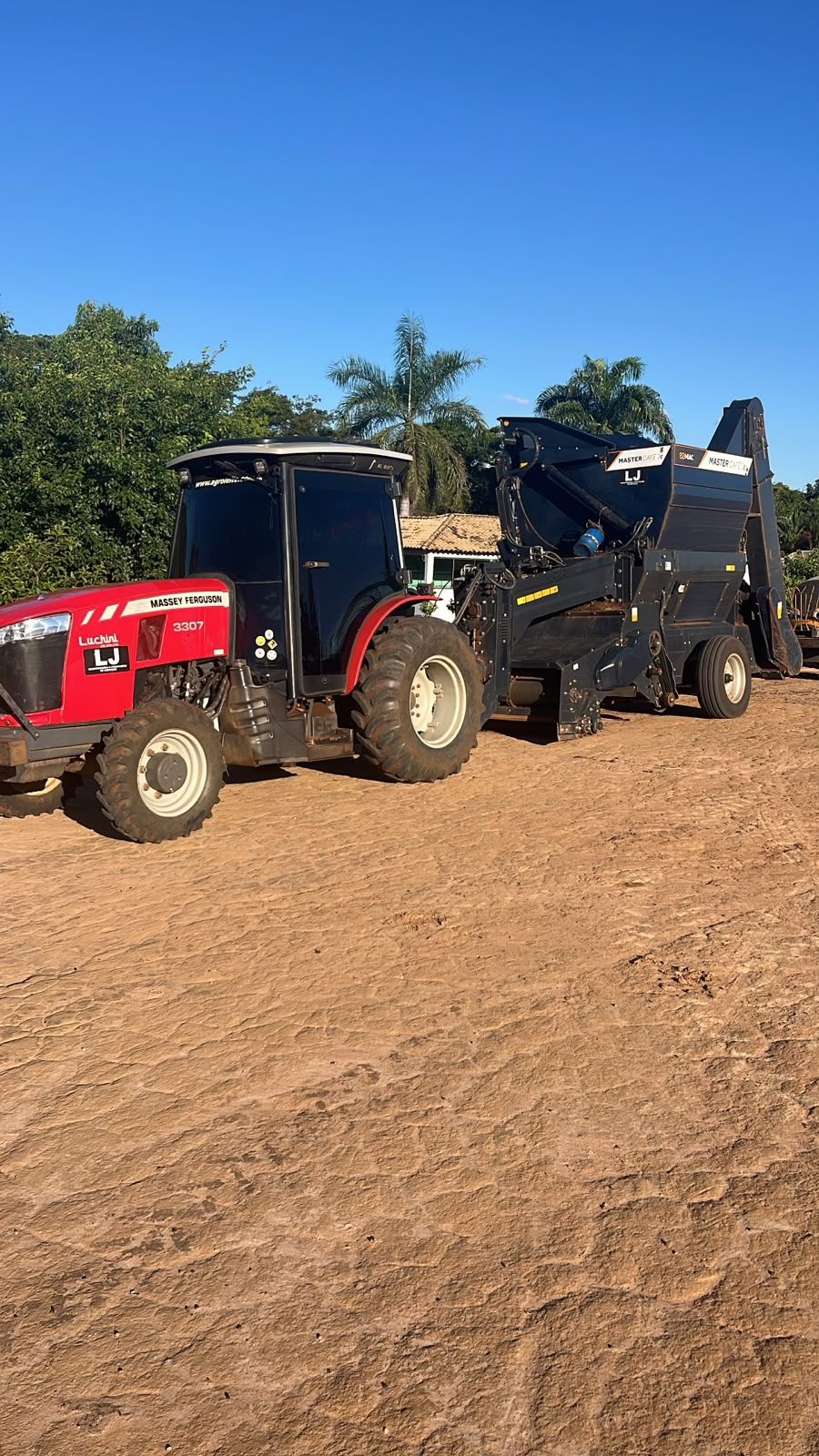 Trator Massey Ferguson da LJ engatado na recolhedora Miac Master Café